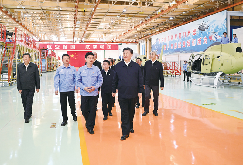 2023年10月10日至13日，中共中央總書(shū)記、國(guó)家主席、中央軍委主席習(xí)近平在江西考察。這是11日上午，習(xí)近平在景德鎮(zhèn)市昌河飛機(jī)工業(yè)（集團(tuán)）有限公司考察。 新華社記者 燕雁/攝