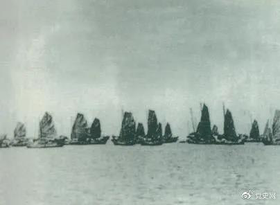 1950年4月16日，人民解放軍發(fā)起大規(guī)模渡海戰(zhàn)役，強渡瓊州海峽。5月1日，海南全島解放。