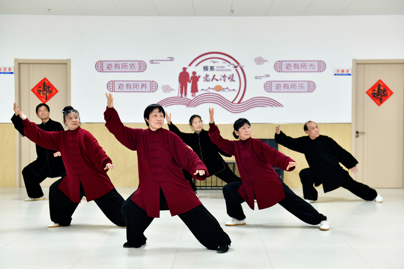 新的偉大奮斗創(chuàng)造新的歷史偉業(yè)——以習(xí)近平同志為核心的黨中央引領(lǐng)“十四五”經(jīng)濟(jì)社會(huì)發(fā)展紀(jì)實(shí)