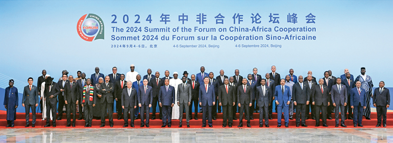 2024年9月5日上午，國(guó)家主席習(xí)近平在北京人民大會(huì)堂出席中非合作論壇北京峰會(huì)開(kāi)幕式并發(fā)表主旨講話。這是開(kāi)幕式前，習(xí)近平同出席峰會(huì)的外方領(lǐng)導(dǎo)人集體合影。 新華社記者 饒愛(ài)民/攝