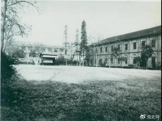 　　1927年3月18日，毛澤東出席在武昌舉行的河南武裝農(nóng)民代表大會(huì)，并作湖南農(nóng)運(yùn)狀況報(bào)告。圖為大會(huì)會(huì)場(chǎng)——武昌農(nóng)講所大操場(chǎng)。