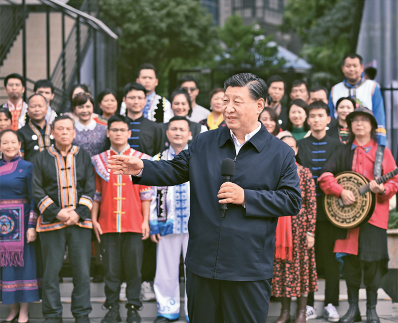 2023年12月14日至15日，中共中央總書記、國(guó)家主席、中央軍委主席習(xí)近平在廣西考察。這是14日上午，習(xí)近平在南寧市良慶區(qū)蟠龍社區(qū)考察時(shí)，同社區(qū)各族群眾親切交流。 新華社記者 燕雁/攝