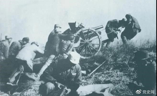 1938年2月22日，129師368旅兩個(gè)團(tuán)在井陘與娘子關(guān)之間的長(zhǎng)生口設(shè)伏，擊斃日軍130余人。圖為八路軍在此役中繳獲的山炮。