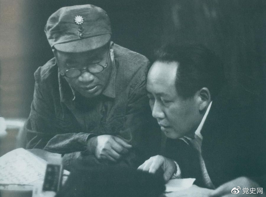 1945年4月，毛澤東和朱德在中國共產(chǎn)黨第七次全國代表大會上。