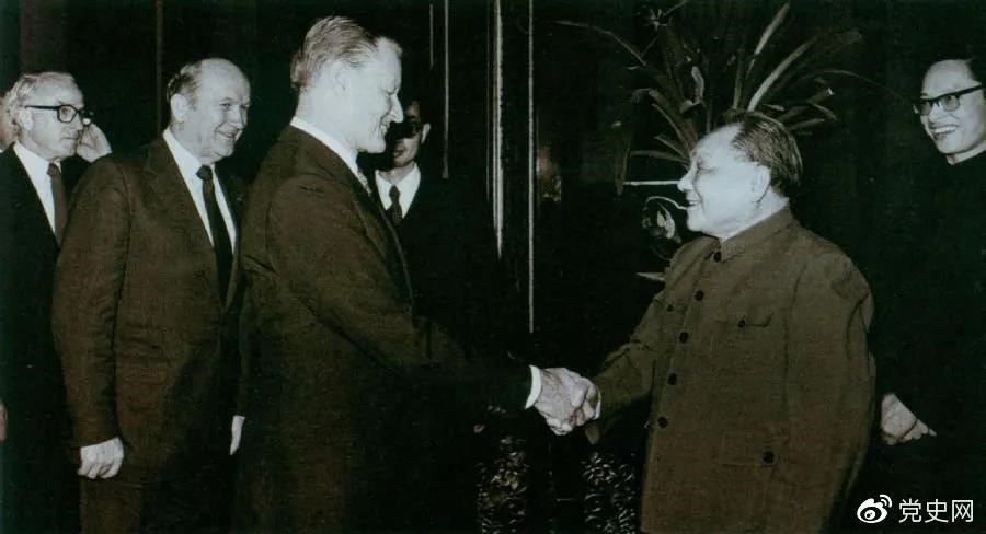 1984年2月22日，鄧小平會(huì)見美國(guó)喬治城大學(xué)戰(zhàn)略與國(guó)際問(wèn)題研究中心代表團(tuán)。