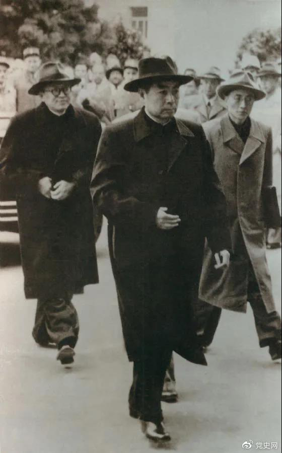 1954年4月26日，日內(nèi)瓦會議開幕。圖為周恩來率中國代表團(tuán)進(jìn)入會場。