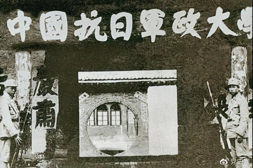 1937年3月2日，毛澤東為中國(guó)人民抗日軍政大學(xué)第二期第二隊(duì)學(xué)員題詞：“要學(xué)習(xí)朱總司令：度量大如海，意志堅(jiān)如鋼?！眻D為抗日軍政大學(xué)舊址。