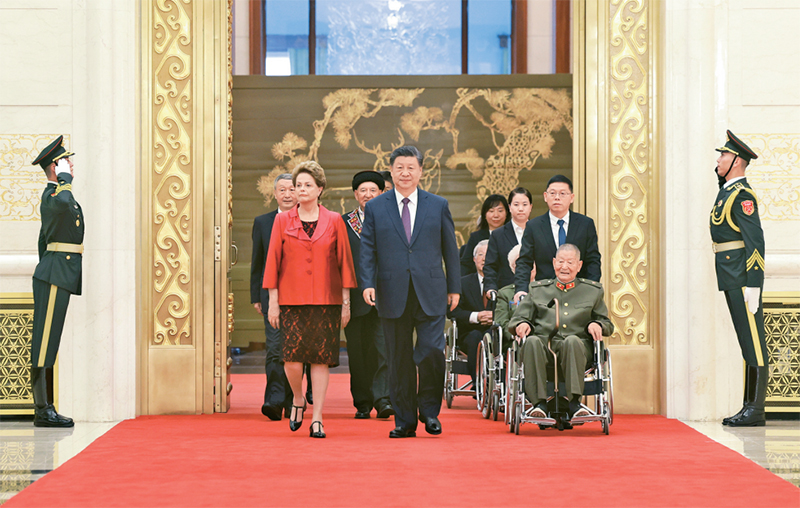 2024年9月29日，中華人民共和國國家勛章和國家榮譽(yù)稱號(hào)頒授儀式在北京人民大會(huì)堂金色大廳隆重舉行。中共中央總書記、國家主席、中央軍委主席習(xí)近平同國家勛章和國家榮譽(yù)稱號(hào)獲得者一同步入會(huì)場。 新華社記者 王曄/攝　　