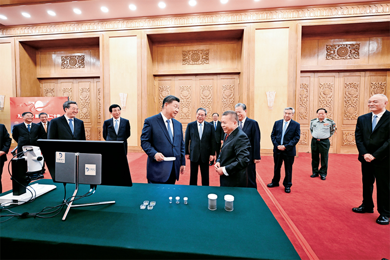 2024年9月23日，黨和國家領(lǐng)導(dǎo)人習(xí)近平、李強(qiáng)、趙樂際、王滬寧、蔡奇、丁薛祥、李希等在人民大會(huì)堂接見探月工程嫦娥六號(hào)任務(wù)參研參試人員代表并參觀月球樣品和探月工程成果展覽。這是習(xí)近平等參觀月球樣品和探月工程成果展覽。 新華社記者 謝環(huán)馳/攝