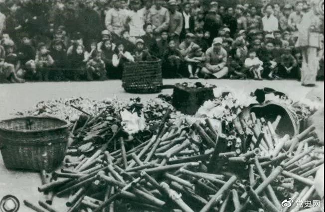 1950年2月24日，政務(wù)院發(fā)出《關(guān)于嚴(yán)禁鴉片煙毒的通令》。圖為政府收繳的煙具和賭具。