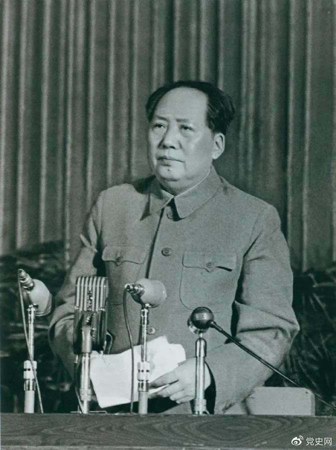 　　1957年2月27日，毛澤東在最高國務(wù)會議第十一次（擴大）會議上發(fā)表《如何處理人民內(nèi)部的矛盾》（后改為《關(guān)于正確處理人民內(nèi)部矛盾的問題》）講話。