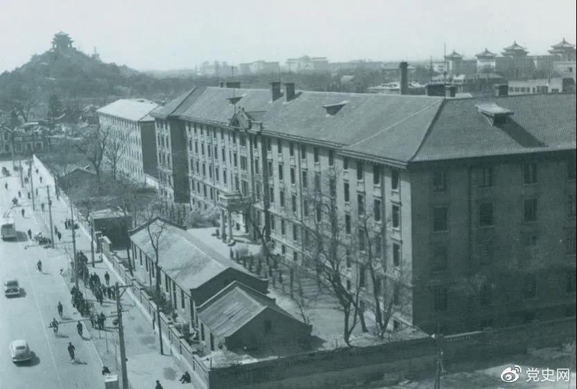 北京大學紅樓。1918年8月至1919年3月毛澤東在北京期間，曾在這里擔任圖書館助理員。