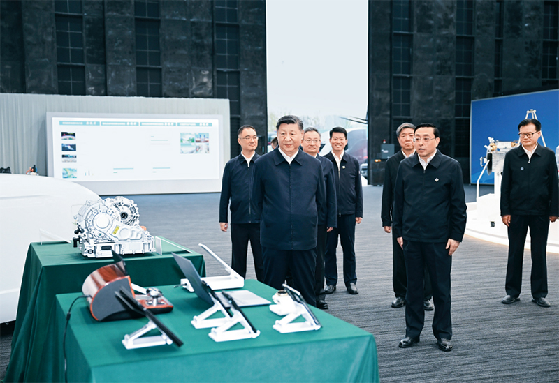 2024年10月17日至18日，中共中央總書記、國(guó)家主席、中央軍委主席習(xí)近平在安徽考察。這是17日下午，習(xí)近平在合肥濱湖科學(xué)城察看安徽省重大科技創(chuàng)新成果集中展示。 新華社記者 謝環(huán)馳/攝